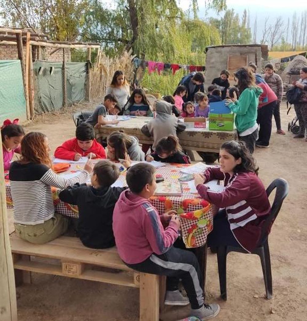 La historia de los estudiantes y profesionales que dictan clases a la intemperie a chicos pobres