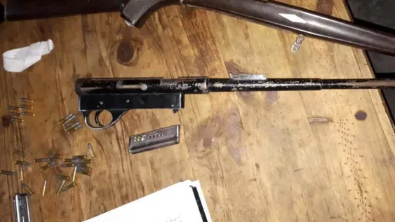 Cae con un rifle, ¿robó al vecino?