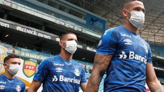Prohibido escupir, besar la pelota y cambiar camisetas: el nuevo reglamento de Conmebol