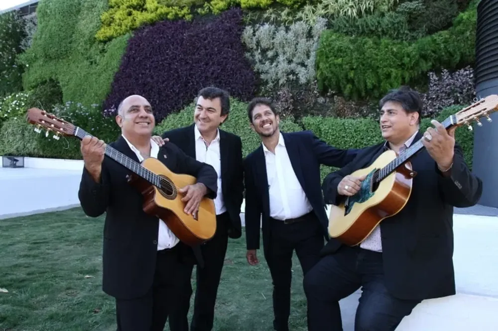 EL DÚO Díaz-Heredia, Pascual Recabarren y Abelino Cantos, contaban con una buena propuesta, mediante un ensamble de canciones y relatos en el escenario.