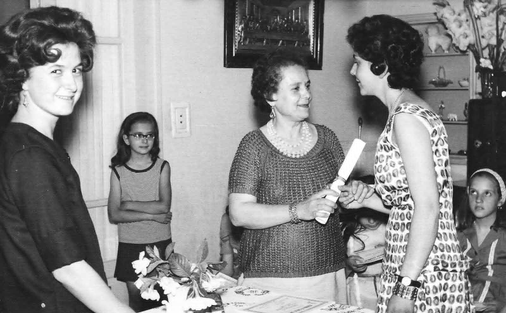 Las hermanas Gil, Susana (izquierda) y Marina recibiendo, de manos de su madre, el título de Profesora de Danzas Españolas, en 1963