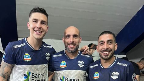 Fabricio Illanes, a la derecha, es el sanjuanino que ascendió a la Primera Nacional vistiendo la camiseta de San Martín de Formosa.