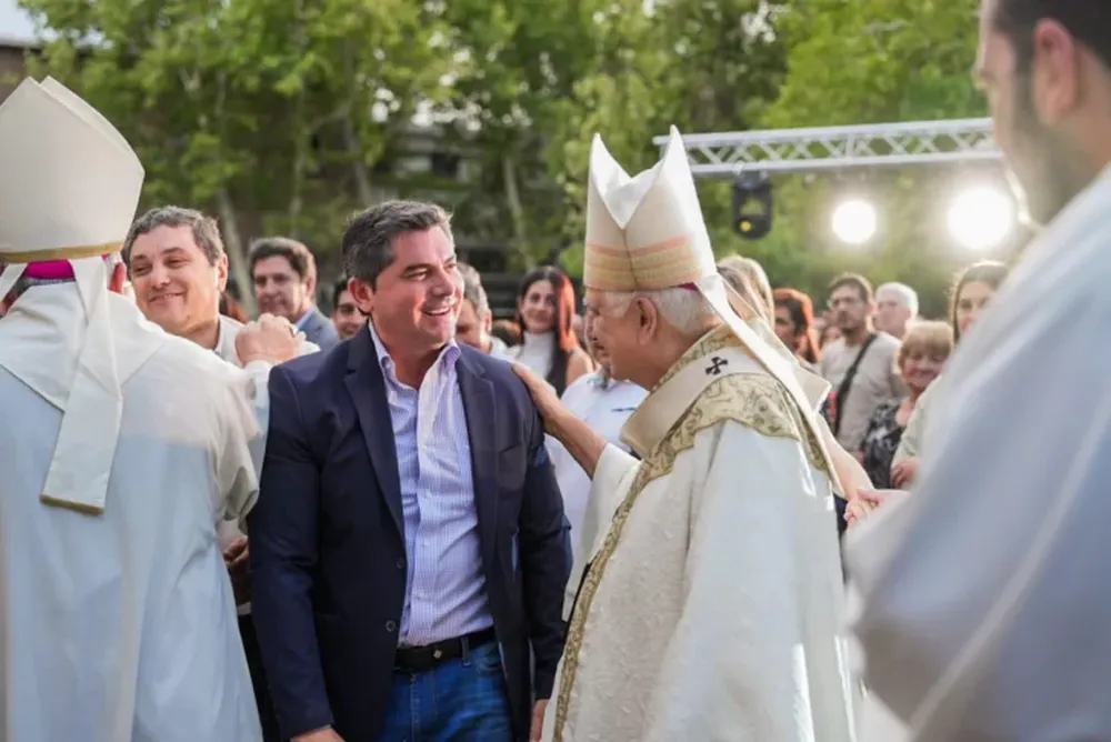 El gobernador Marcelo Orrego junto a Monseñor Lozano.-