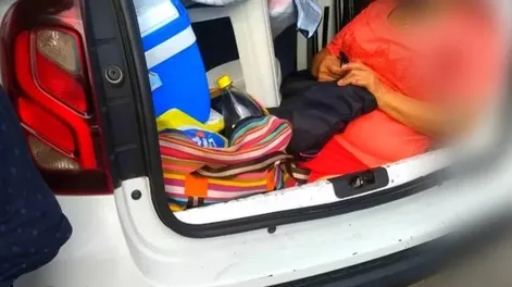 Multaron a un argentino en Brasil por llevar a su suegra en el baúl