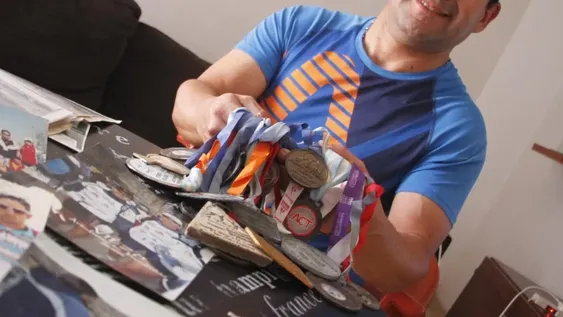 Tras operarse de párkinson, volvió a caminar y corrió un maratón de 42 km