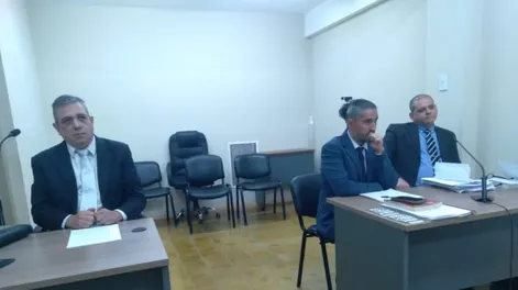 El abogado defensor, Iván Román (izquierda) buscó desligar a su cliente. A la derecha, el ayudante fiscal, Rodrigo Herrera. y el fiscal, Alejandro Mattar.