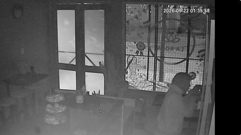 La imagen captada por las cámaras de seguridad del Café La Rosa, en 25 de Mayo.&nbsp;