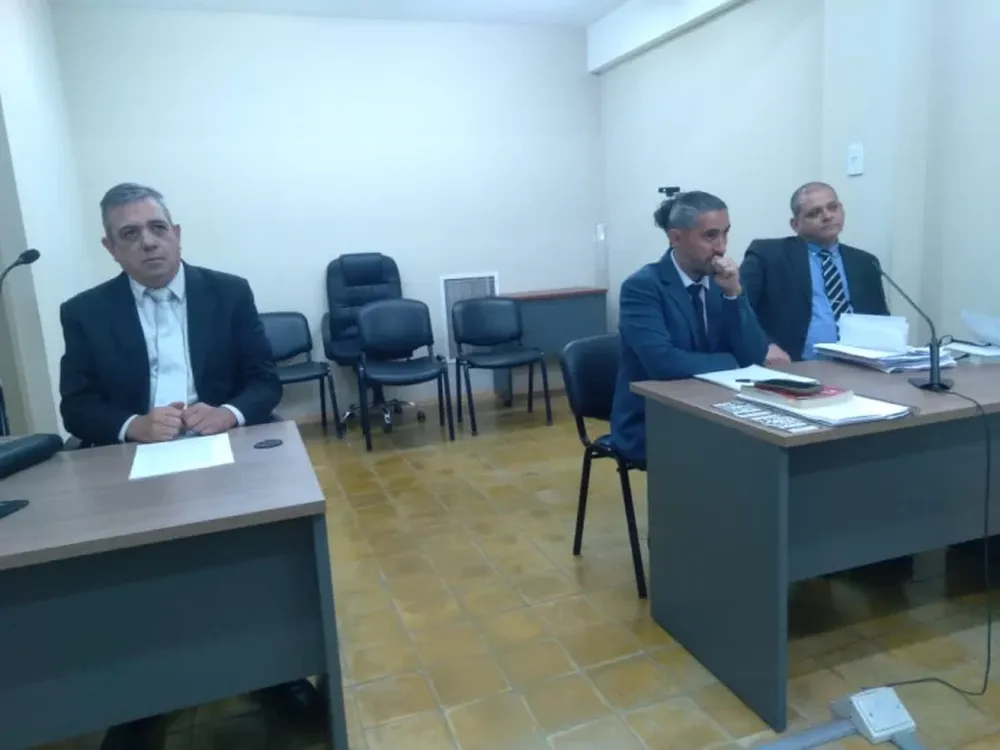 El abogado defensor, Iván Román (izquierda) buscó desligar a su cliente. A la derecha, el ayudante fiscal, Rodrigo Herrera. y el fiscal, Alejandro Mattar.