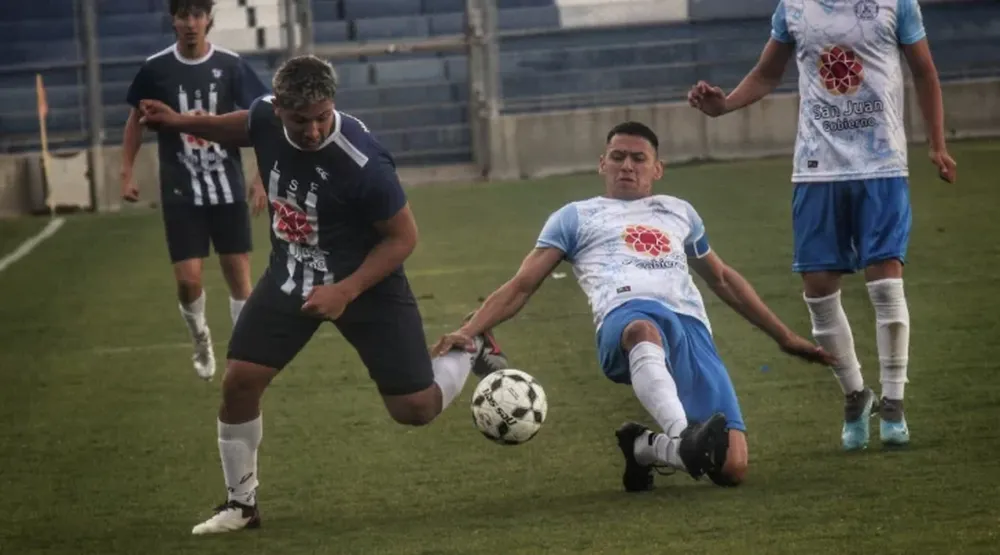 MARCADO. Luciano Riveros, el goleador de la Sanjuanina, intenta zafar de la marca de Ema Castillo, el capitán albardonero.