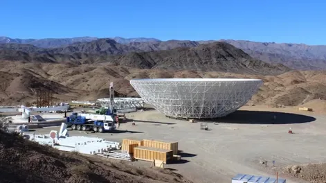 Instalación del radiotelescopio chino.