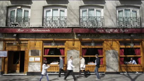 En tiempos de crisis fuertes el célebre Gran Café ‘Gijón’’ del madrileño Paseo de Recoletos, era el bendito escenario de grandes tertulias literarias a las que este periodista asistió varias veces en la última década el siglo XX.