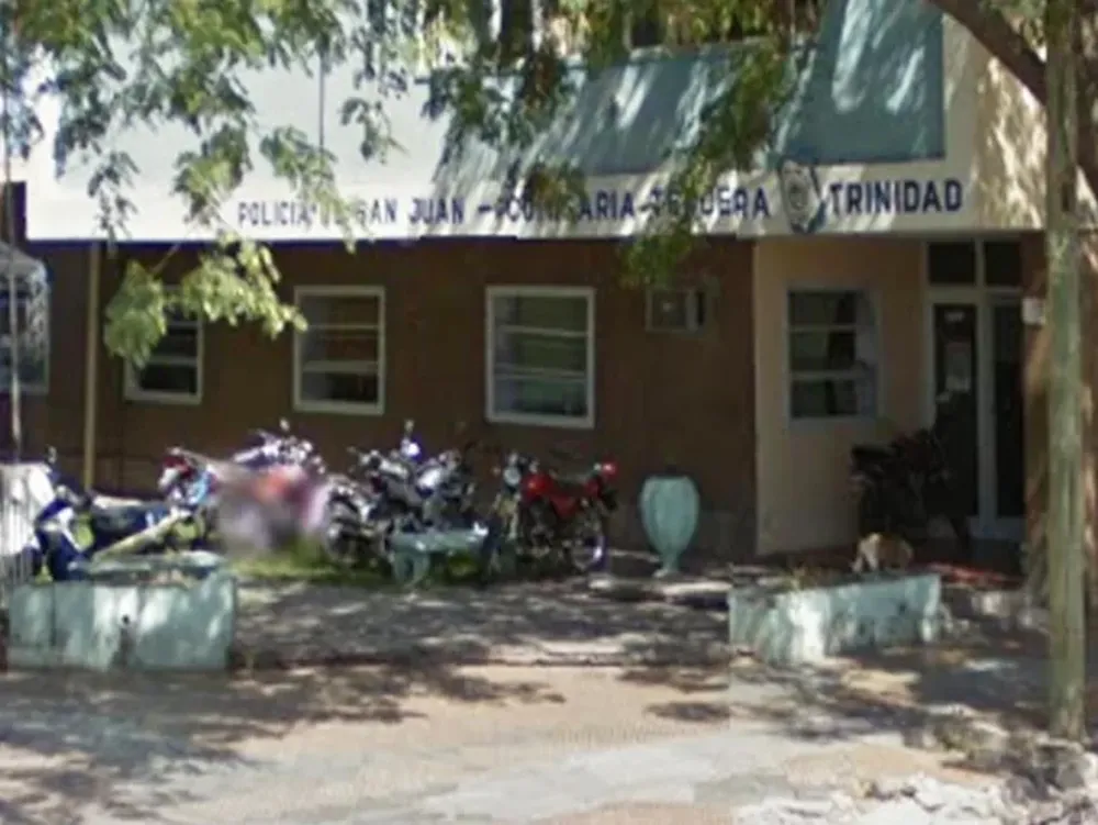 Se escondió en el baño mientras un ladrón robaba en su casa