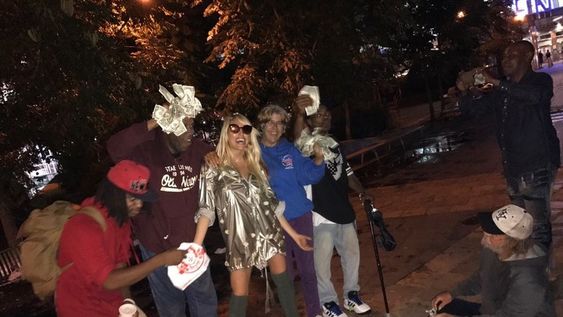 La bizarra acción solidaria de Vicky  en Nueva York