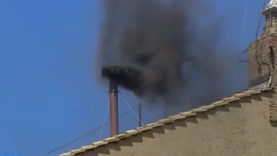 Segunda fumata negra en el Vaticano: no hay consenso para elegir nuevo Papa