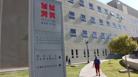 Un comerciante y su hijo de 17 años recibieron una descarga eléctrica cuando cerraban un portón