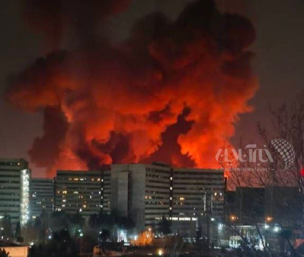 Teherán bajo ataque: columnas de humo se elevan sobre la capital iraní tras los bombardeos lanzados por Israel en una nueva escalada del conflicto en Medio Oriente.