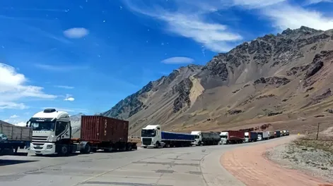Más de 3.000 camiones siguen parados por la protesta en el paso Cristo Redentor