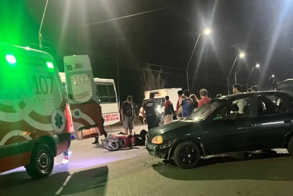 Fuerte choque en una transitada avenida de Pocito: un motociclista gravemente herido