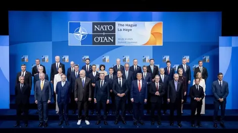 LOS 32 LÍDERES DE LA OTAN respaldaron la declaración final de la cumbre que señaló que los aliados se comprometen a invertir el 5% del PBI anual en necesidades básicas de defensa. Rusia es el principal enemigo. Mientras, el presidente de EEUU, Donald Trump, presionó a Israel e Iran para terminar la guerra.