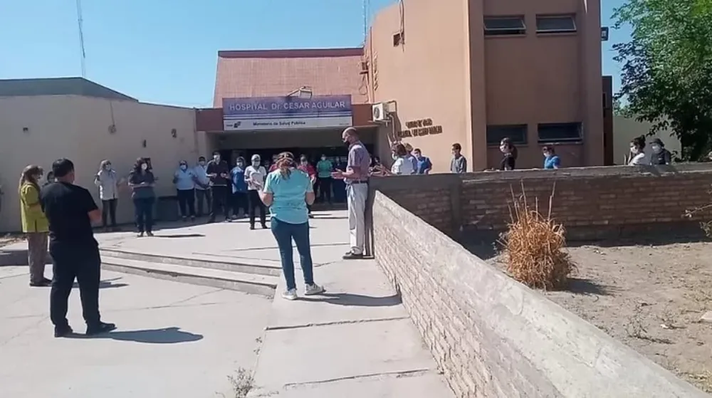 Emotiva despedida para un enfermero que murió por Covid-19 y un kinesiólogo fallecido