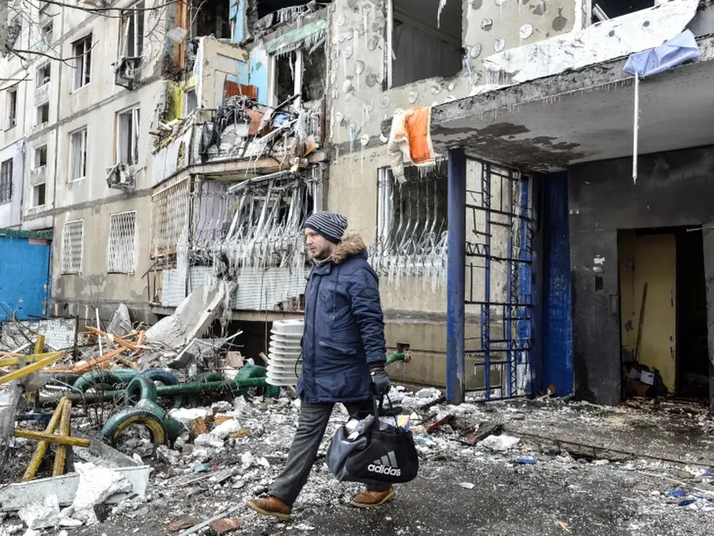 Soldados rusos avanzan sobre Kiev, en medio del repudio por el ataque a un hospital infantil