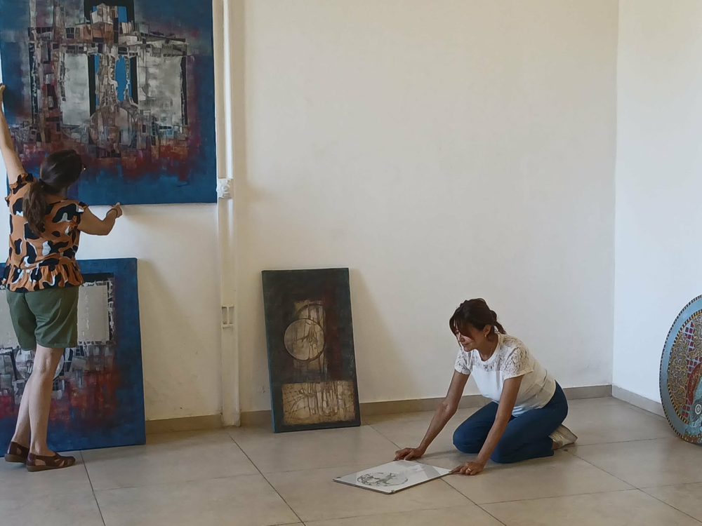 Parte del grupo de artistas sanjuaninos durante el montaje de las obras en la Estación San Martín.&nbsp;