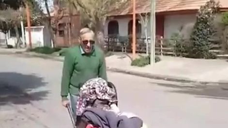 Un abuelo lleva en carretilla a su nieta al jardín y se volvió viral