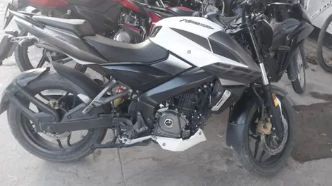 Iba en moto, lo paró la policía e investigan si el vehículo es robado