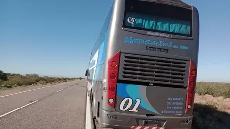 Intentaba reparar las ruedas de un colectivo y el vehículo lo aplastó: murió en el hospital