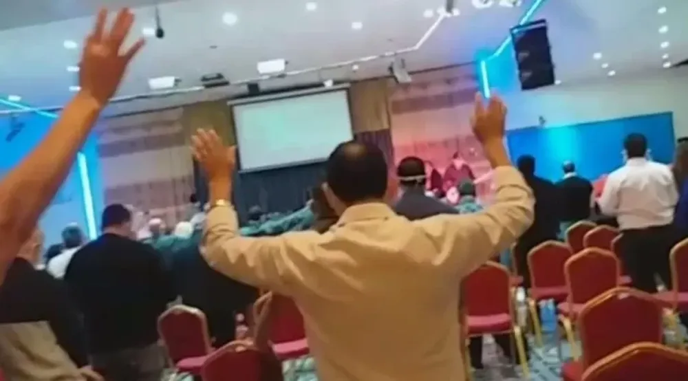 Pastor rompió la cuarentena e invitó a cientos de fieles a una celebración