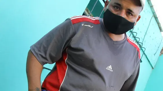 Le dieron 7 cuchillazos y se desvaneció, pero se recuperó; ¿un ajuste?