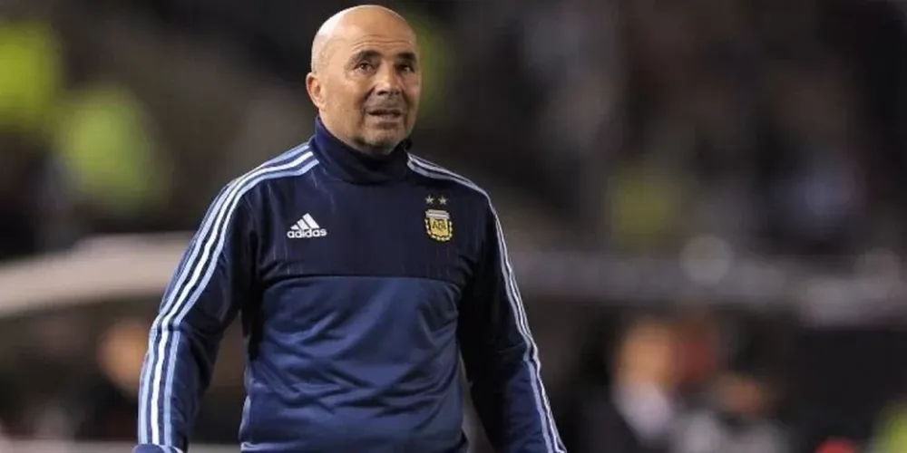 Sampaoli prefiere viajar mucho antes que cruzarse con rivales “peligrosos”