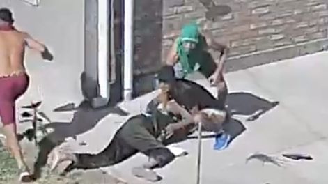 Desconocidos atacan salvajemente a un hombre en el fondo de su casa