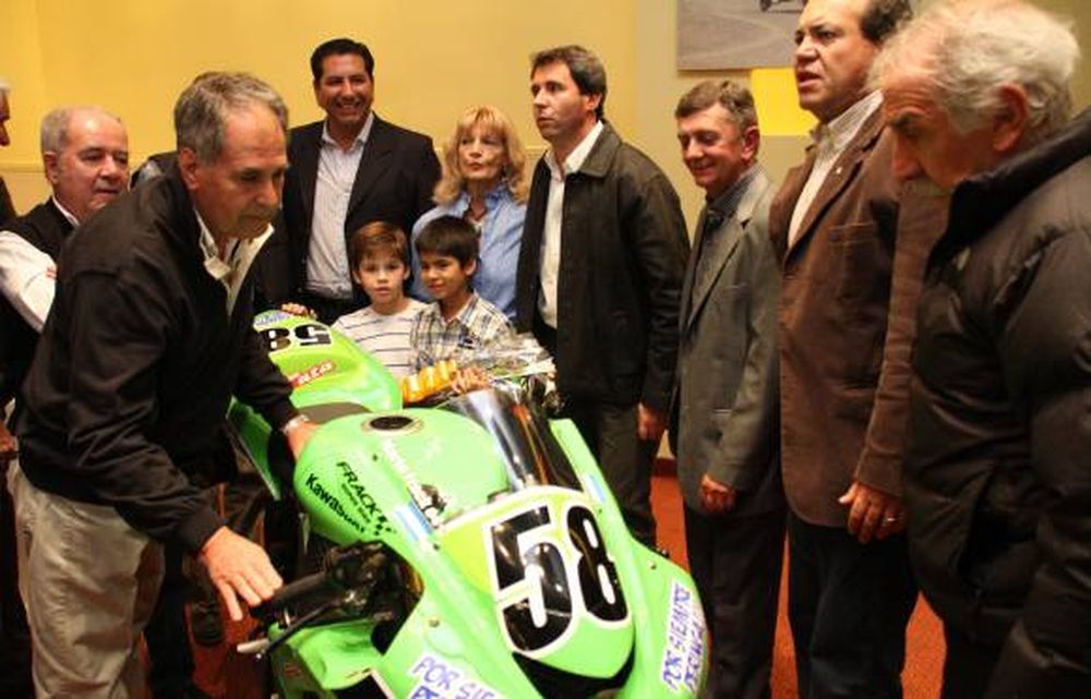 Frack presentó su moto
