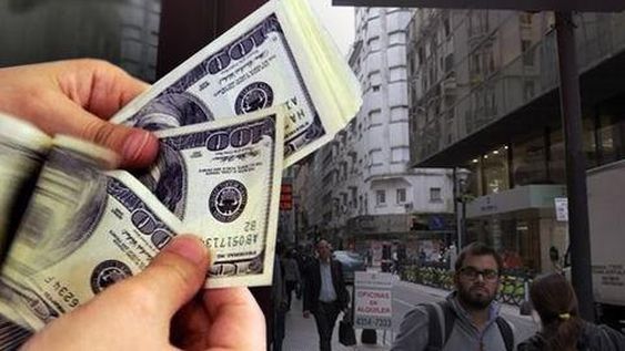El dólar oficial cerró a $63,45 y el blue a $73, ampliando la brecha al 19,3%