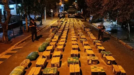 Detuvieron un camión que circulaba con las luces apagadas y descubrieron que llevaba 6 toneladas de marihuana