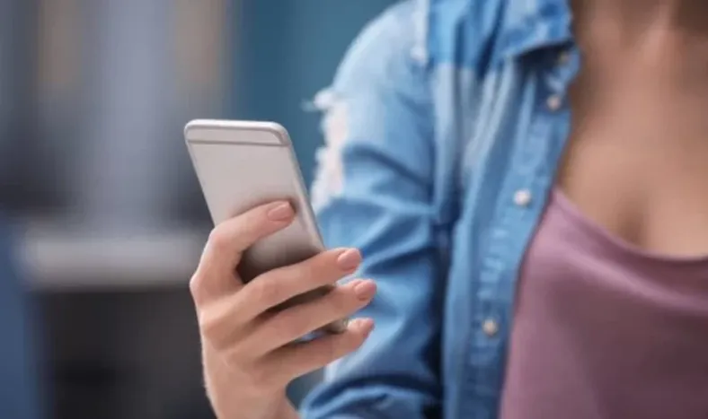 Revisó el celular de su esposo y halló charlas con otra mujer: planeaban asesinarla