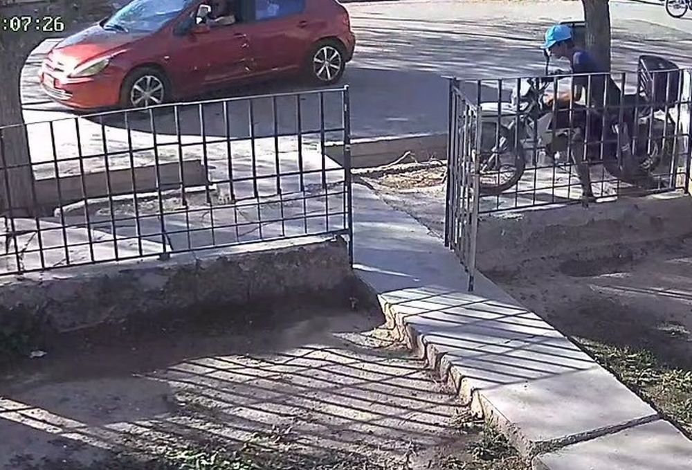 Robó una moto de una casa y fue capturado mientras caminaba tranquilo con el rodado al lado