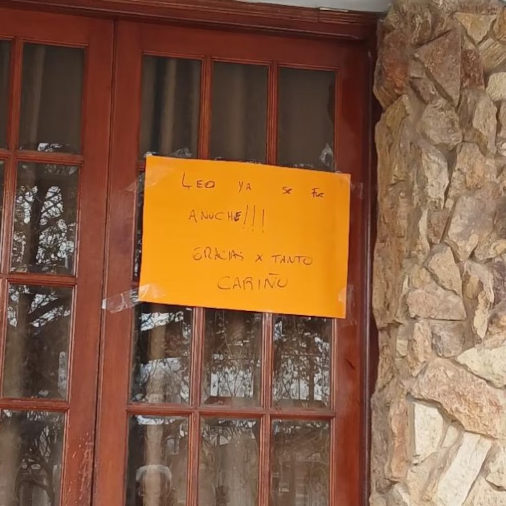 Cartel pegado en la casa de Lionel Scaloni.