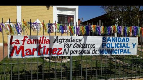 Con globos y aplausos, vecinos agradecieron al personal médico y policial por su labor en pandemia