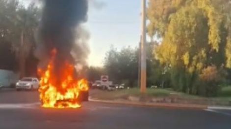 [VIDEO] Se incendió un auto en inmediaciones de Avenida de Circunvalación