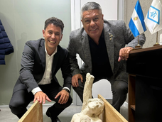 Jorge Chica y Claudio Chiqui Tapia junto con la imagen de la Difunta Correa que acompañará a la Selección en el Mundial 2026. Jorge Chica y Claudio Chiqui Tapia junto con la imagen de la Difunta Correa que acompañará a la Selección en el Mundial 2026.