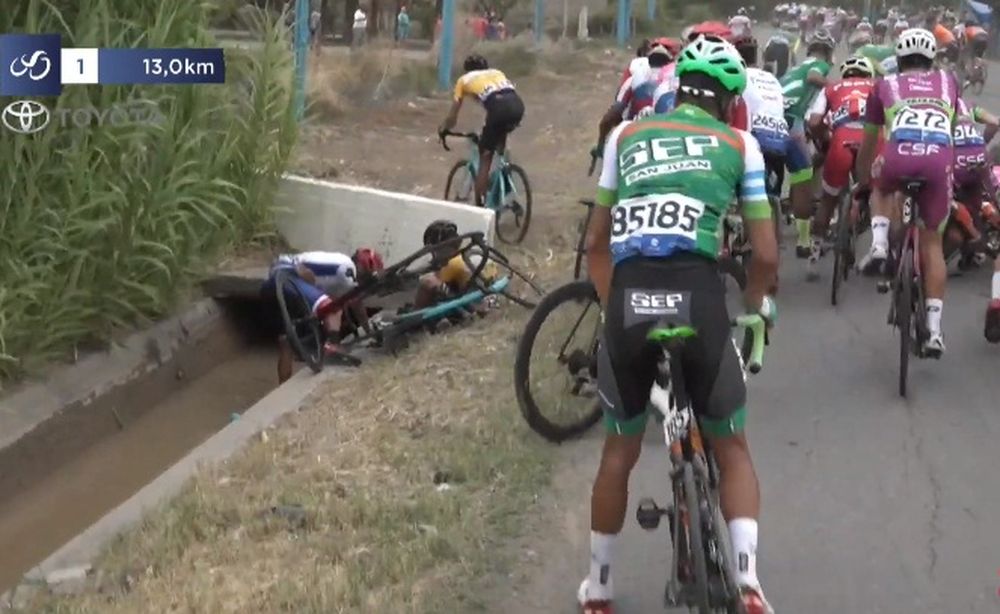 Fuerte caída faltando pocos kilómetros para el final: un ciclista quedó en el canal