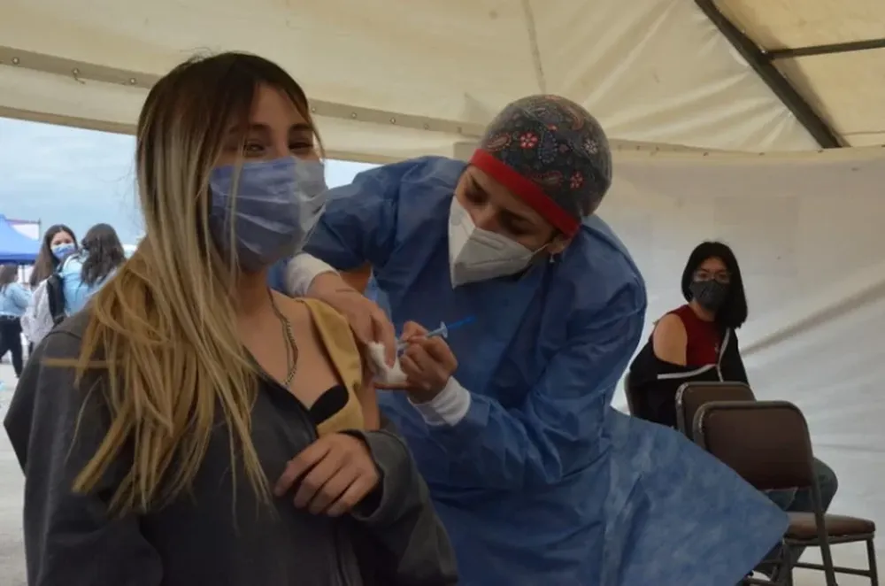 Dónde y a qué hora continúa la vacunación contra el Covid este fin de semana
