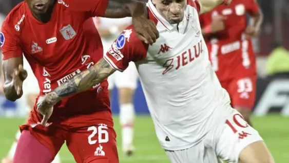 MENA Y MAZZANTTI luchan por una pelota, en un partido intenso.