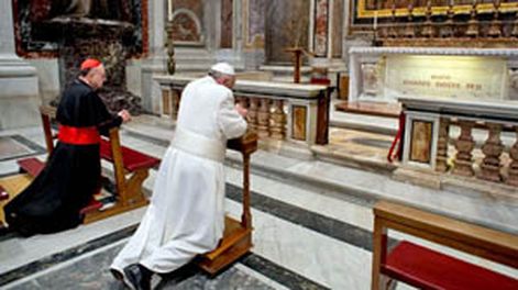 El papa Francisco oró en la tumba de Juan Pablo II