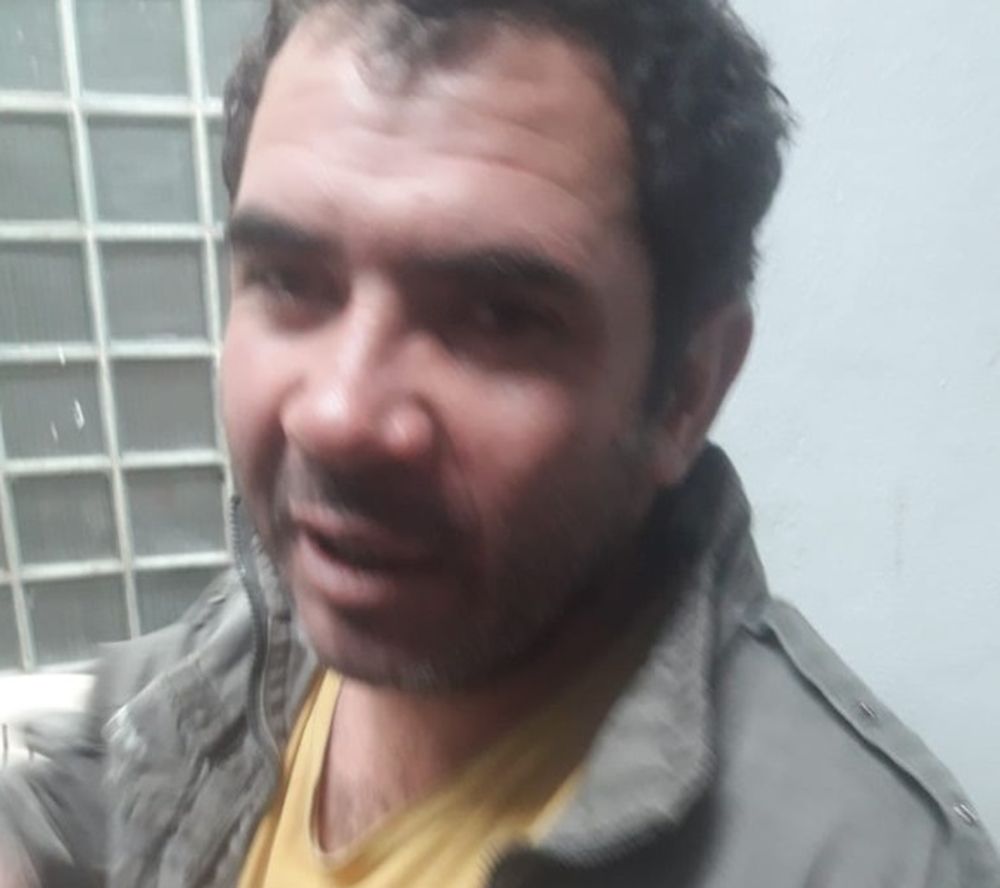 Le puso un cuchillo en el cuello a su pareja y amenazó con matarla: tenía pedido de captura