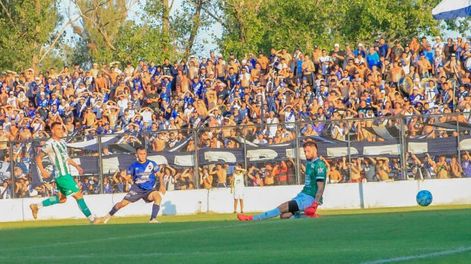 Diario de Cuyo | Momento. Desamparados no estaba bien parado en defensa y en el cierre del primer tiempo lo pagó. Jiménez entró solo y definió ante Real.
