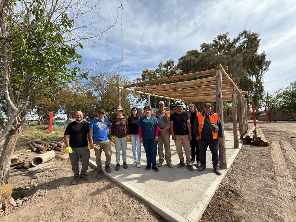 Personal municipal, profesores y vecinos levantan el Vivero Municipal de Chimbas, que produce plantas pensadas para resistir la sequía y el espacio público.