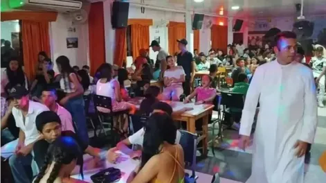 Un sacerdote se volvió viral por ir a los boliches a predicar para atraer fieles